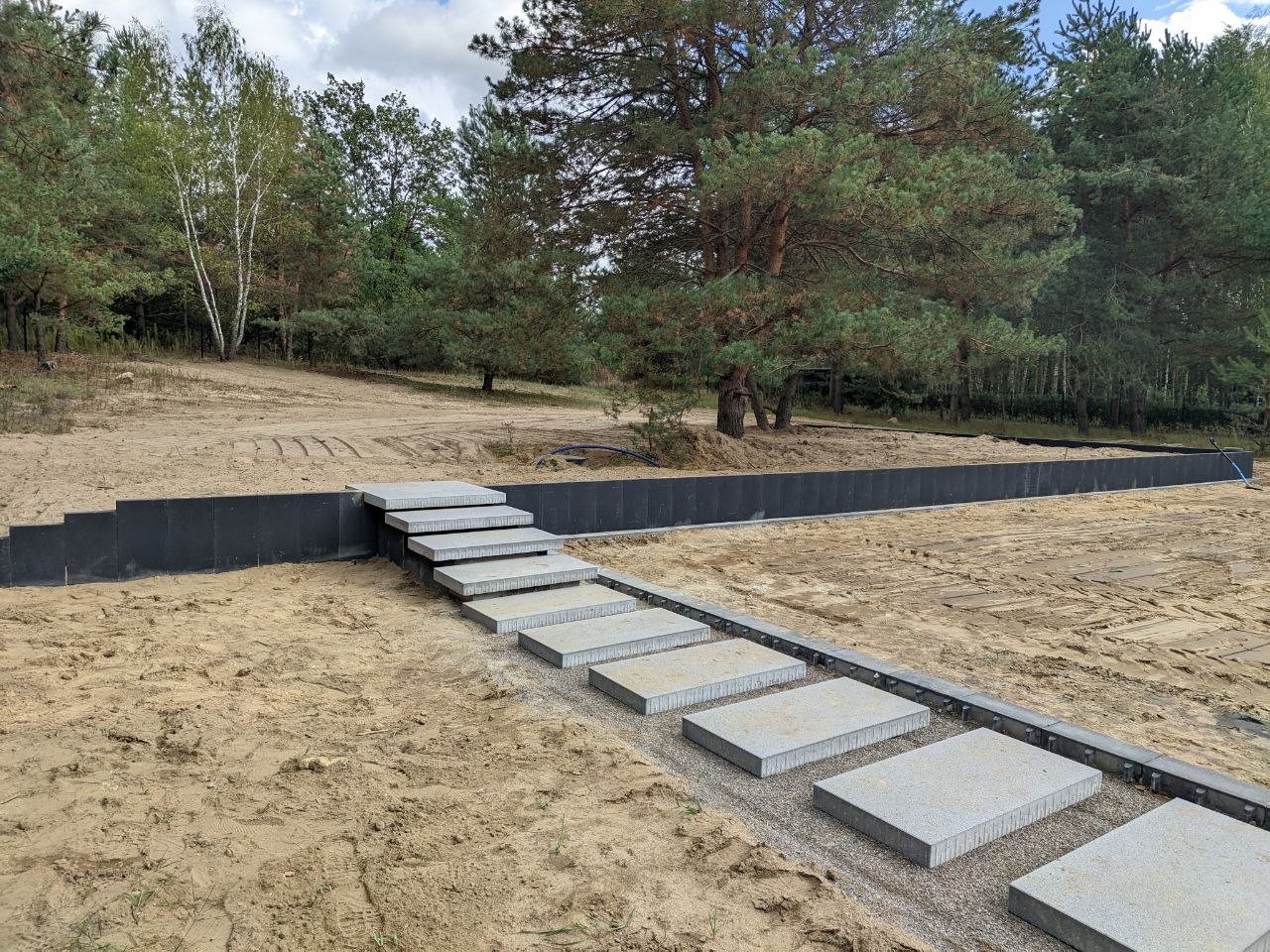 chodnik ułożony z płyt betonowych